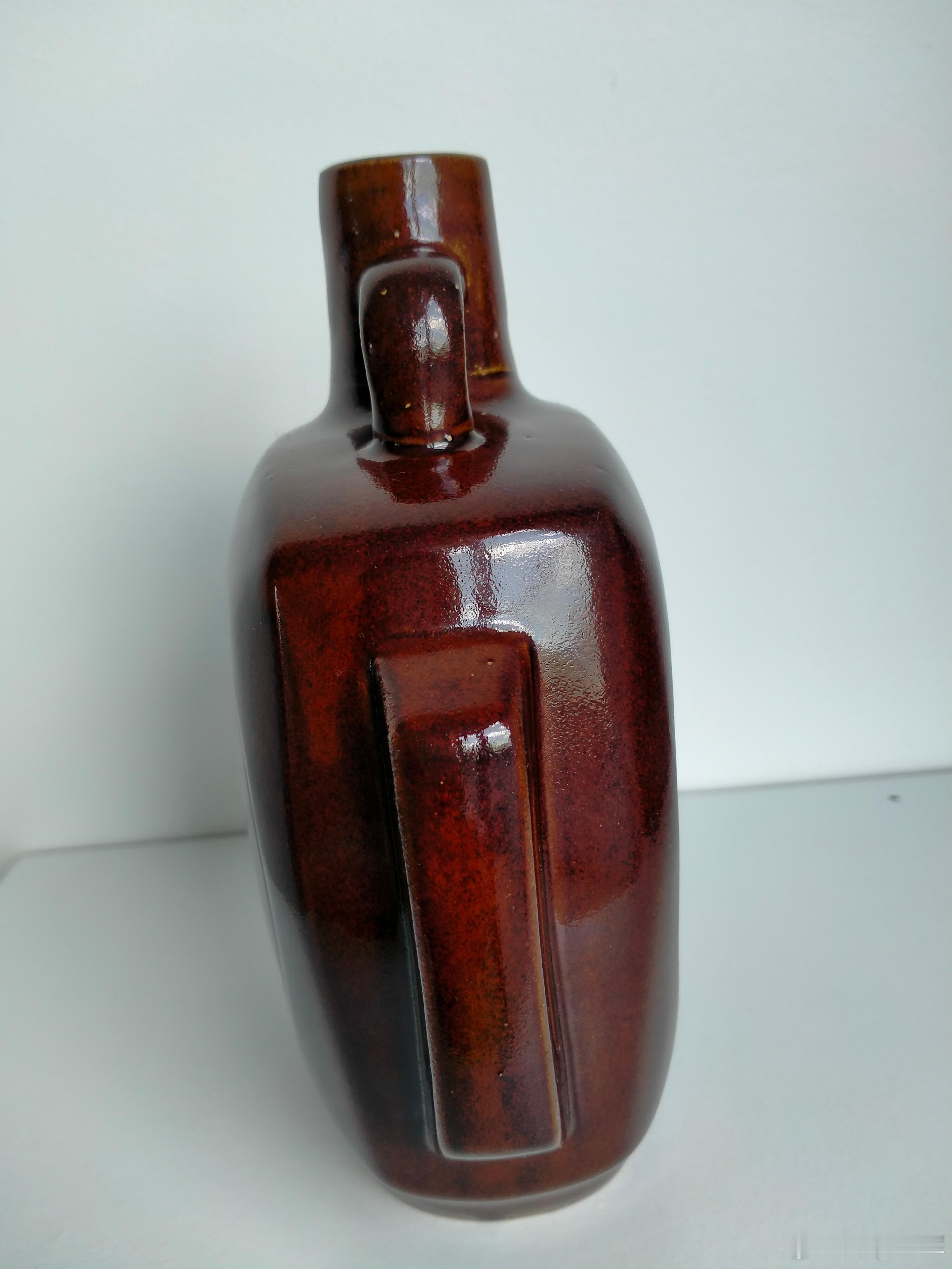 每周鉴赏收藏精品之北宋磁州窑酱釉扁瓶        磁州窑瓷器在国际拍卖市场上，