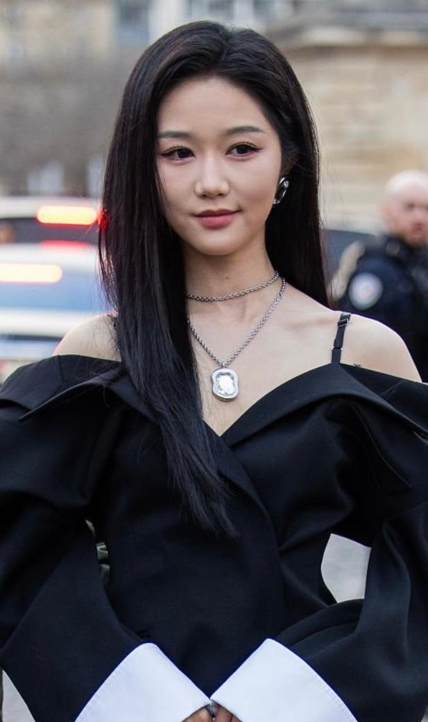 短剧演员岳雨婷现身纪梵希看秀！
高调启程巴黎看秀，却没能进去巴尔曼的秀场，岳雨婷