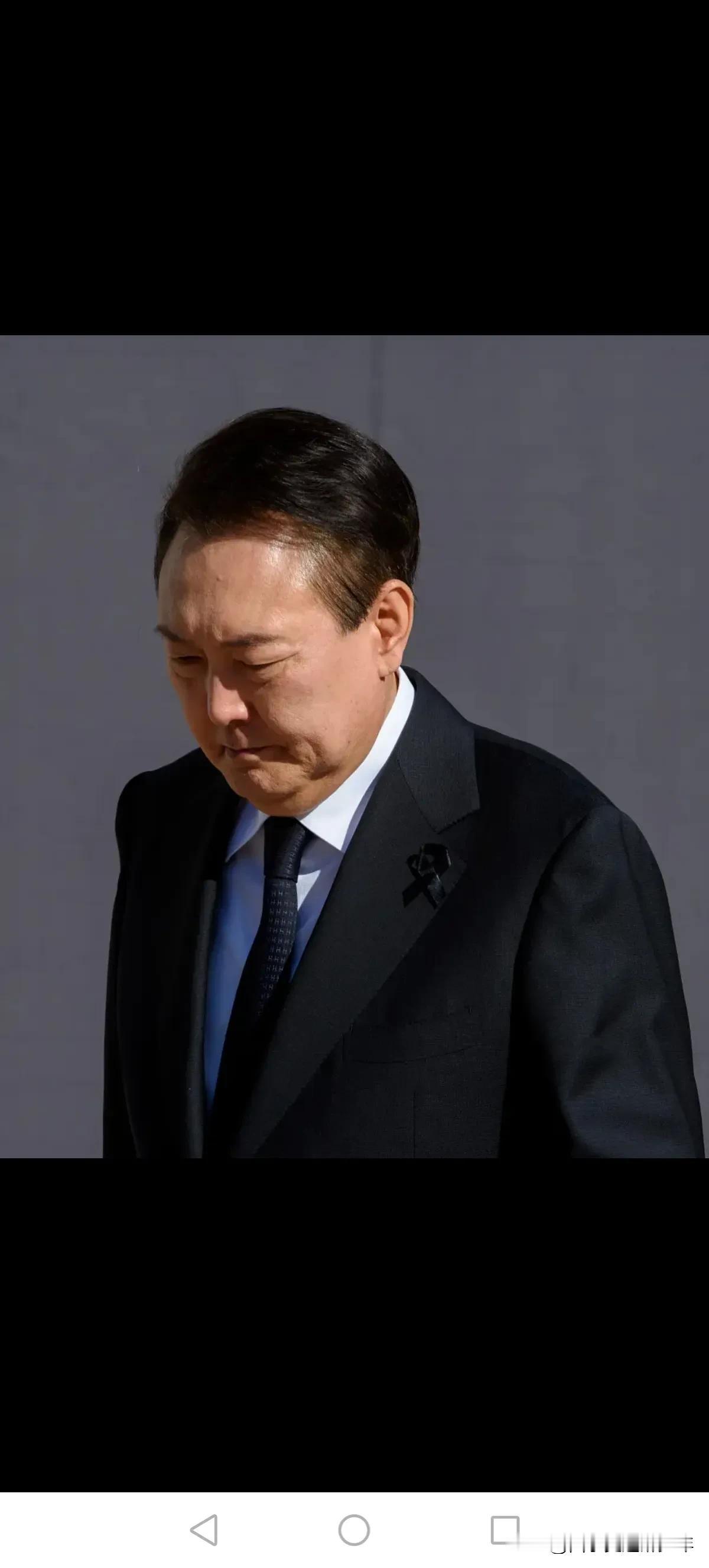 韩国真是一个张扬的国家，耐不住寂寞，抓捕总统也满城贴告示，唯恐天下没人知道，我要