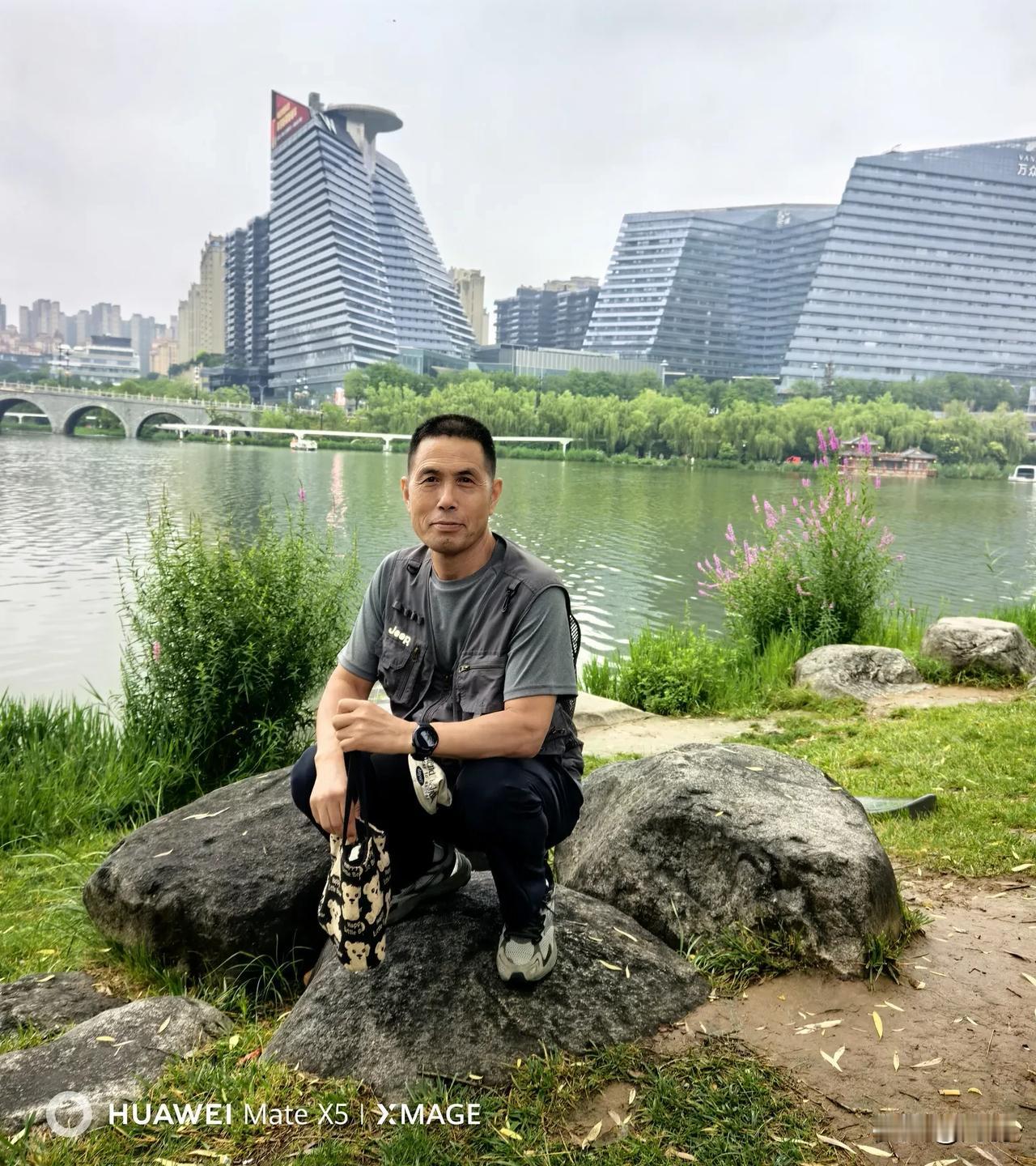 我这外孙，4岁3个月了，非要拿我的手机拍个照片，让他拭拍，我随口说，把人和景取好