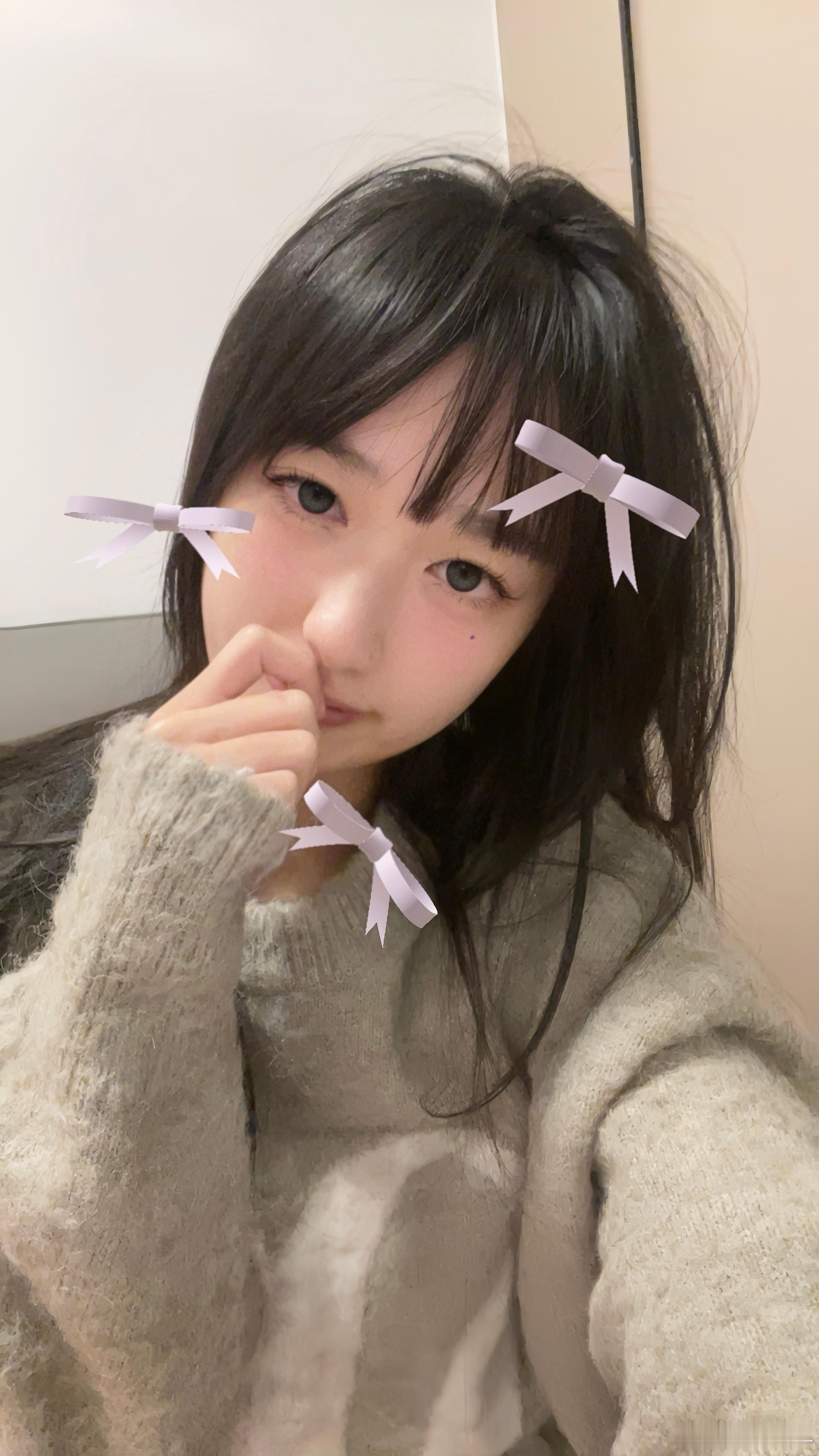 在家躺尸的幸福小女孩 ​​​