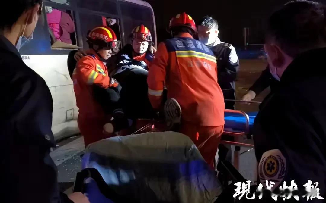 12月12日5时46分，南京市栖霞区龙潭大道发生惊险一幕：一辆小客车不慎追尾撞上