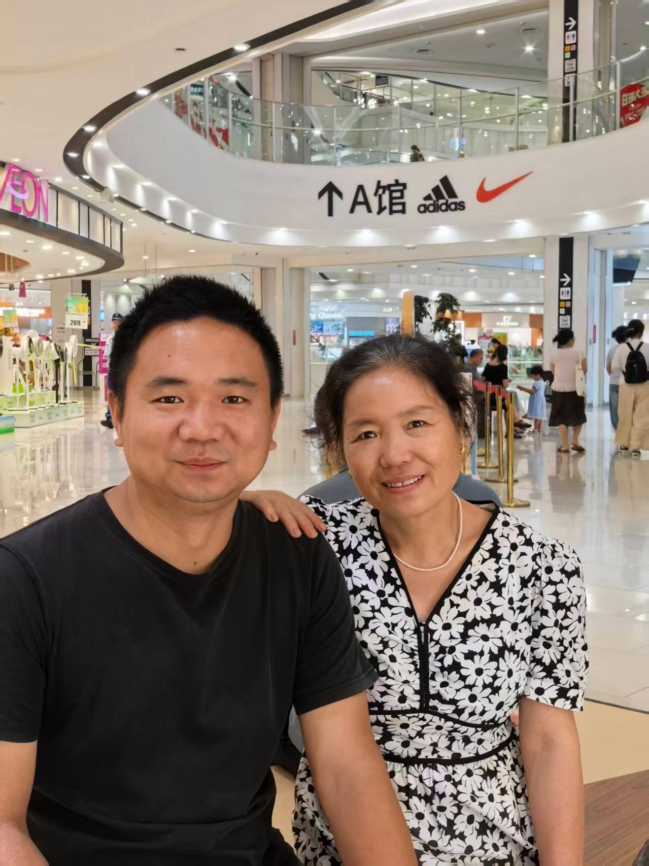 昨天和老妈逛永旺拍照，一对比发现自己确实长胖了不少。最近老妈来武汉玩，跟我们住一