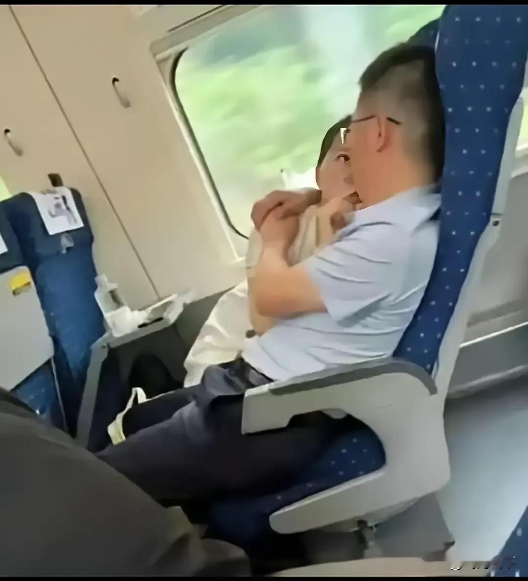 这样恩爱的不少见，夫妻俩这样恩爱的不多。