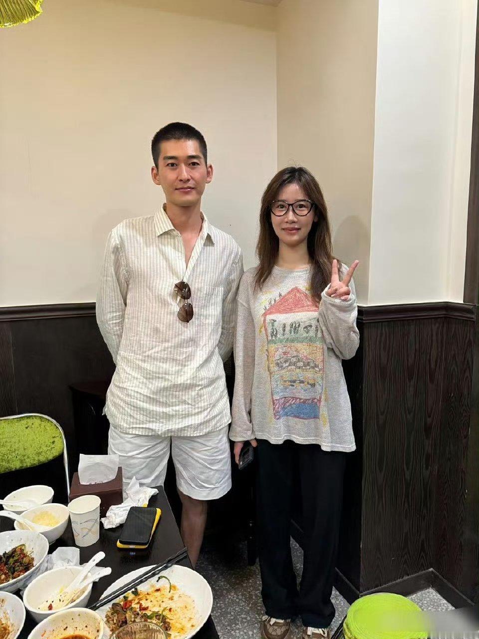 张翰在上海逛街吃饭被偶遇，他减肥了，剪了寸头，变得又高又帅，终于不油腻了！看起来