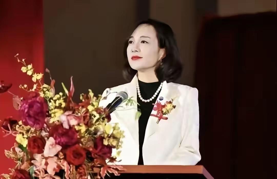 中午朋友一起吃饭的时候，有人说茅台酒又降了一点，现在一千五六就可以买一瓶真家伙，