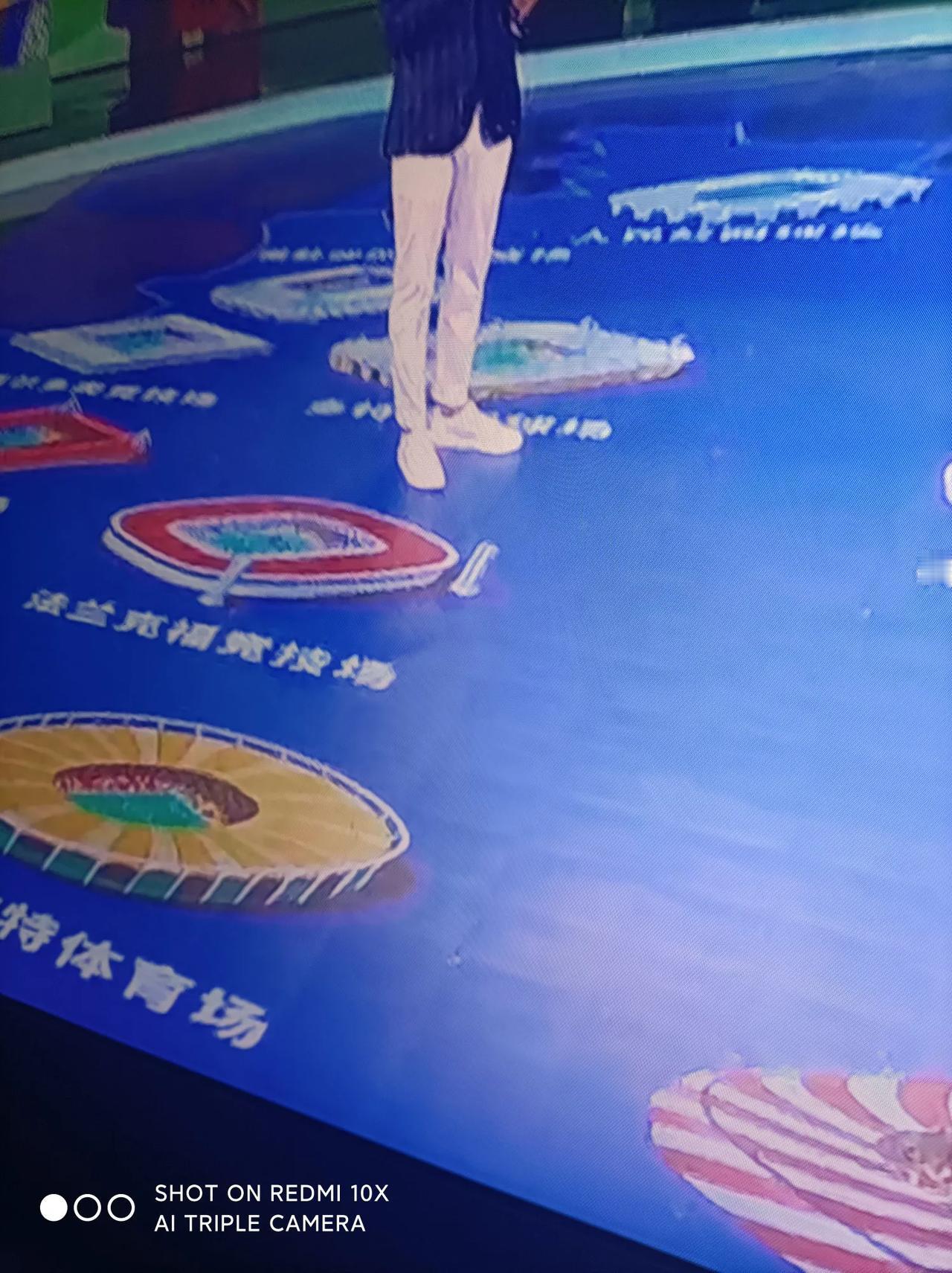 衣着的讲究一一
正规场所，西装就要格领！
西装西裤显示男人的庄严魁梧！
棍棒裤紧