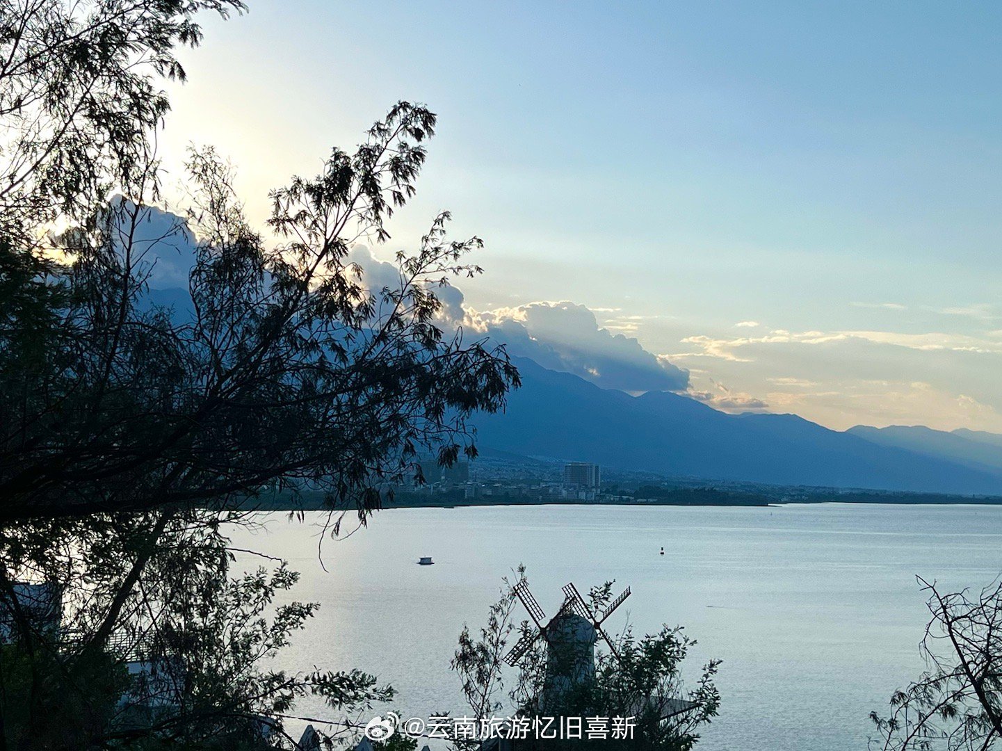 【诗情画意的苍山夕照洱海晚霞#记录旅行##苍山夕照洱海晚霞永恒的瞬间# 】夏天的