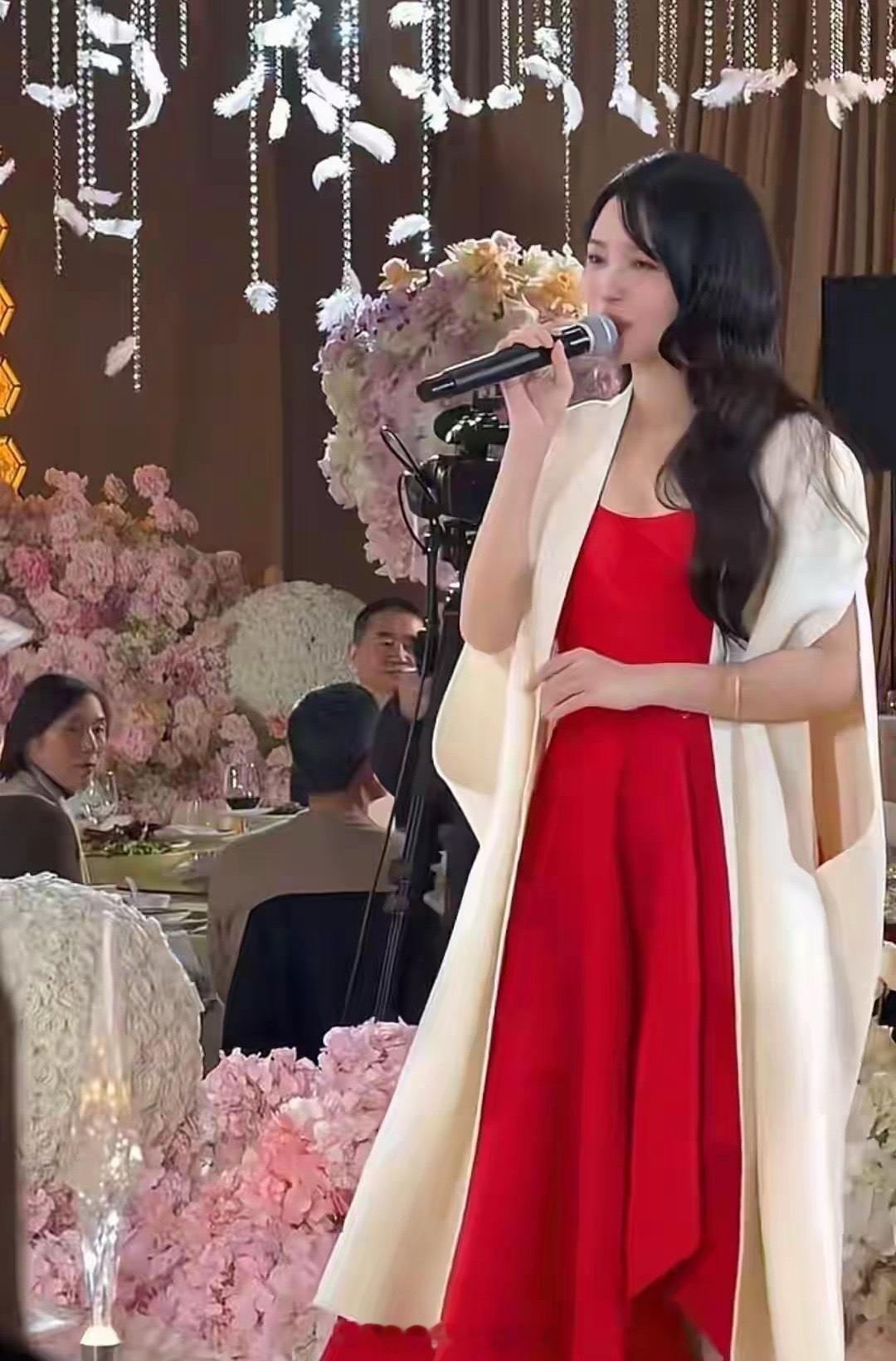 金莎接了婚礼商演，现实中的她超级甜美可爱，一点都不显老，难怪能找到小19岁男友并