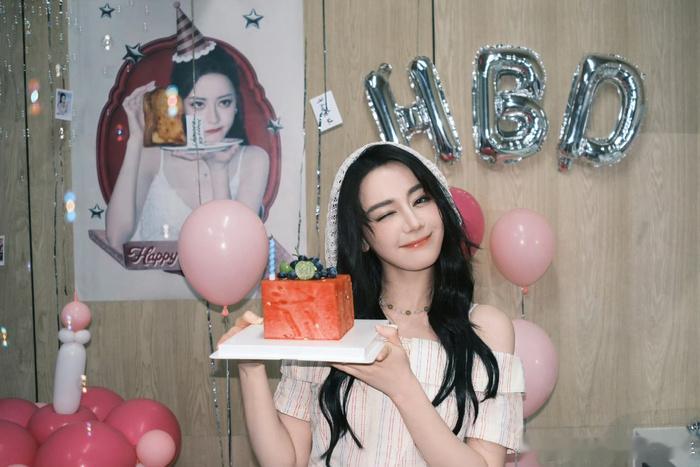 迪丽热巴如愿收到了方形西瓜蛋糕迪丽热巴在34岁生日如愿收到心心念念的方形西瓜蛋糕