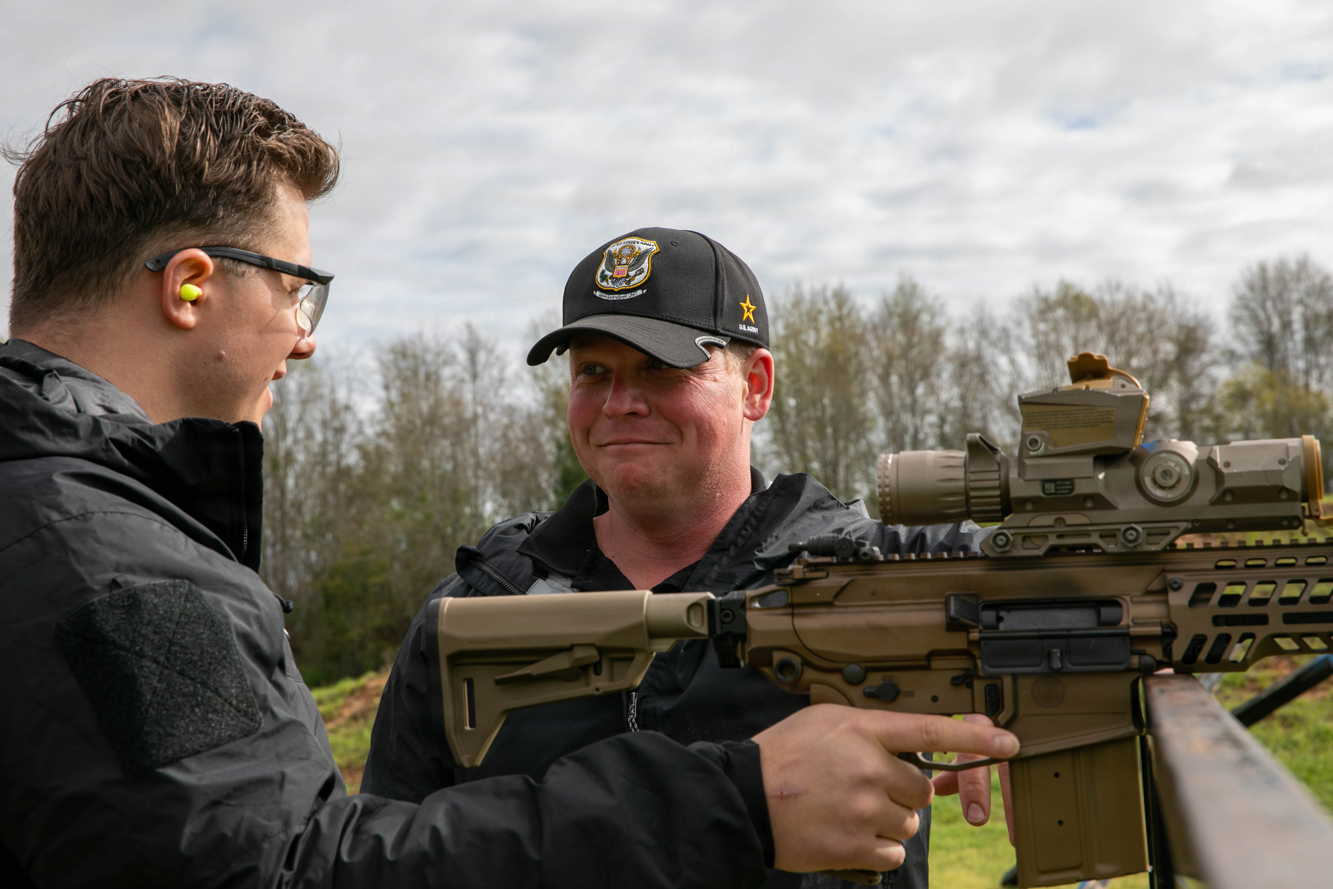 美国陆军射击队教官培训组对士兵进行NGSW训练，M8卡宾枪这一编号正式在美军官方