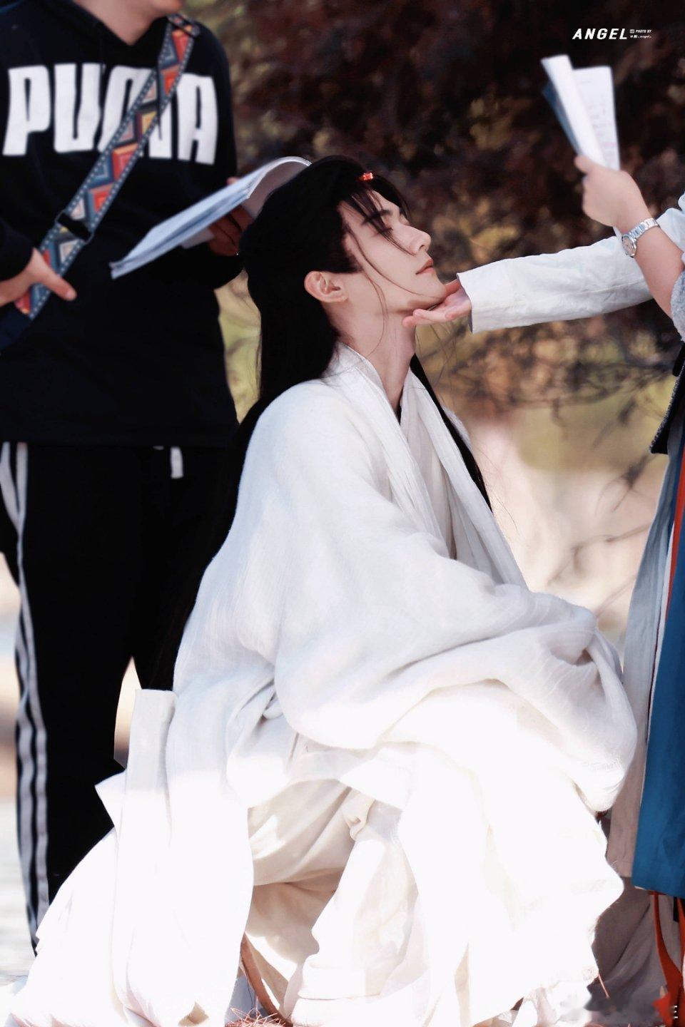 周柯宇强制爱这一块刷到周柯宇在金吾不禁的强制爱名场面，直接被惊艳到！带着镣铐、被