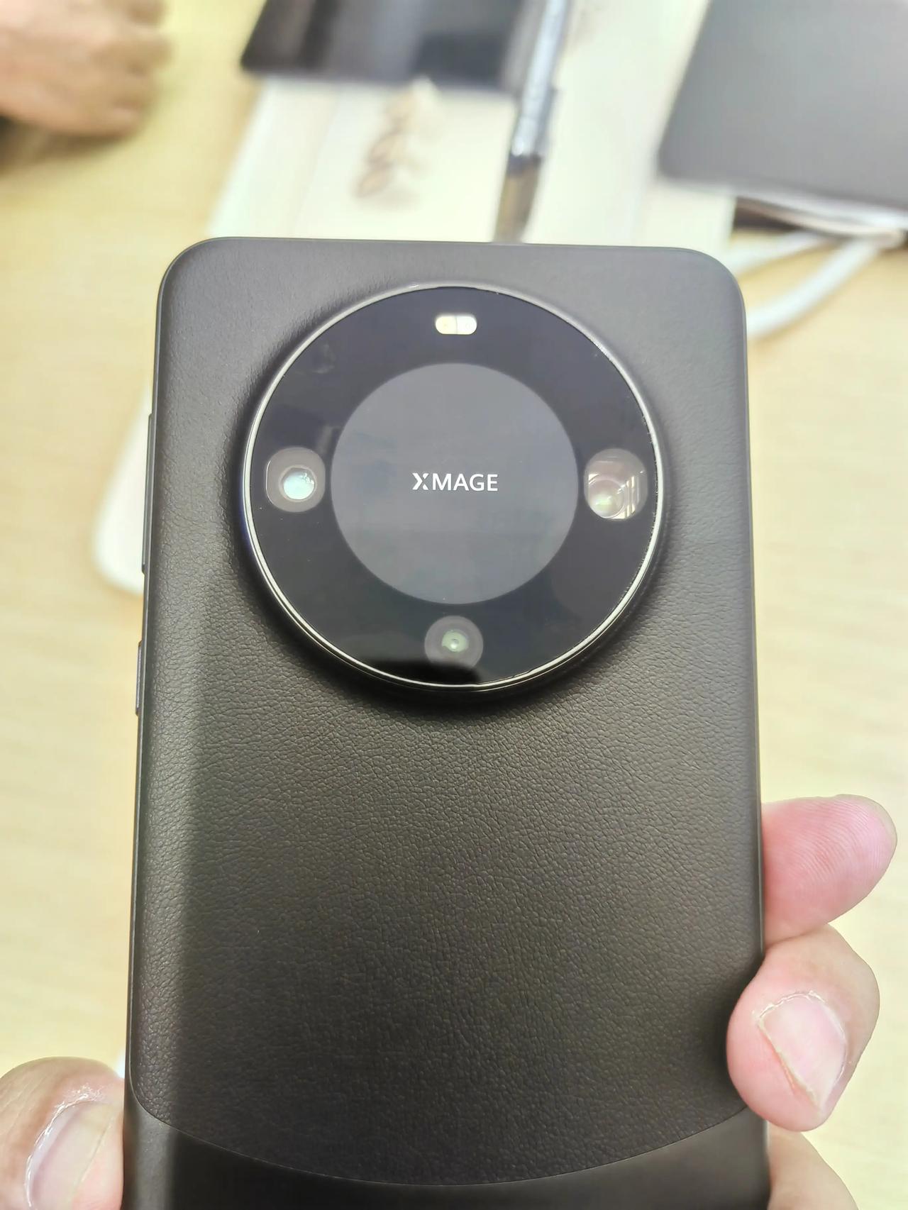 在店里体验了一下华为Mate60Pro，感觉鸿蒙系统还是有点用不习惯……
至于芯