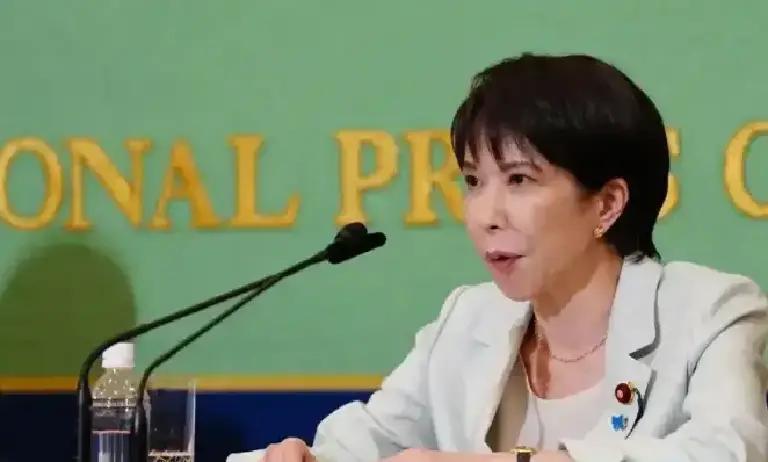 果不其然。
 
日本突然宣布了，对23类先进半导体设备实施出口限制，还把42个对