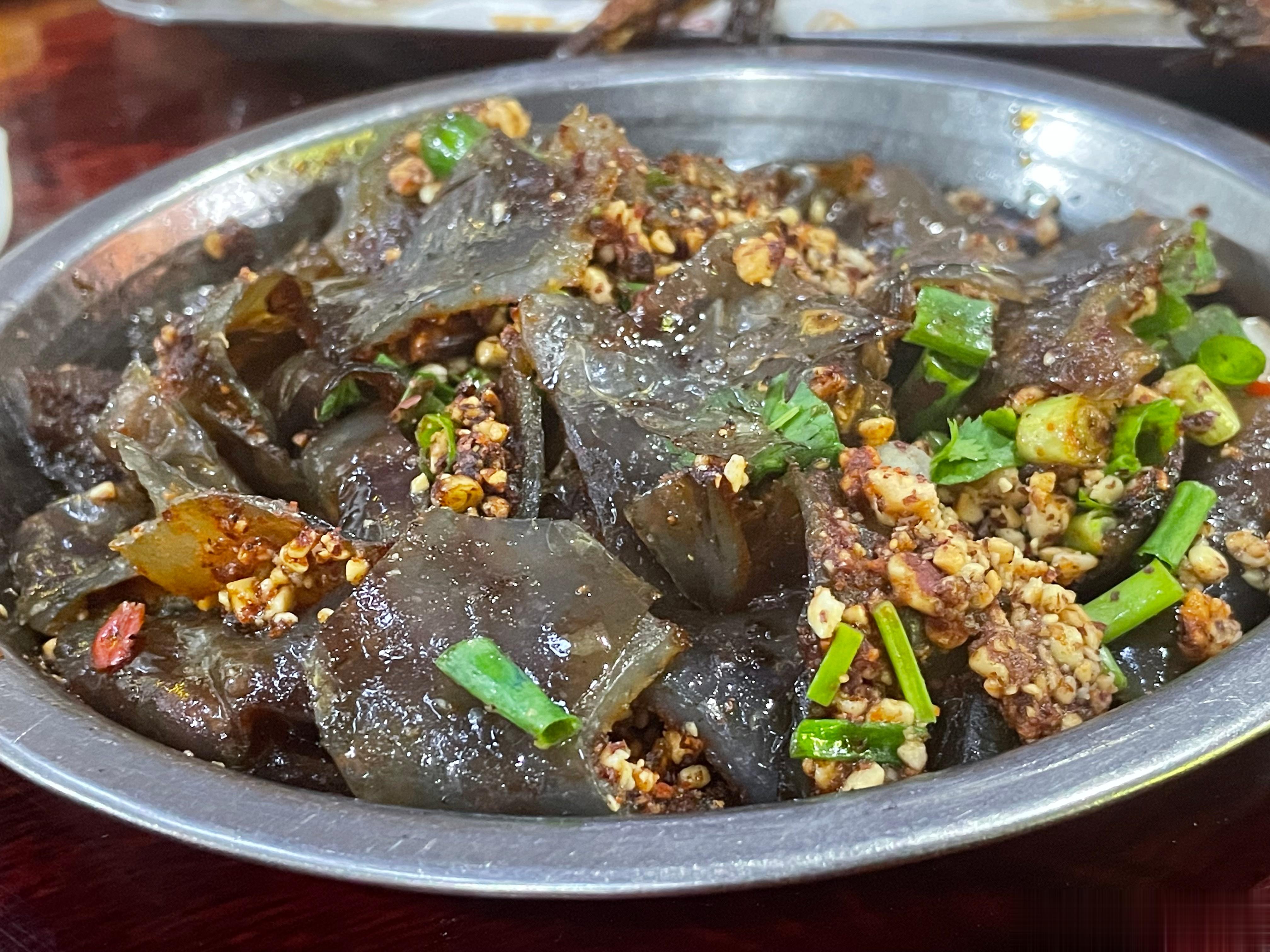 图一：心心念念每次回丽江必吃的烤凉粉皮图四：纳西早点 ，酥油茶图五：比黄瓜还长的