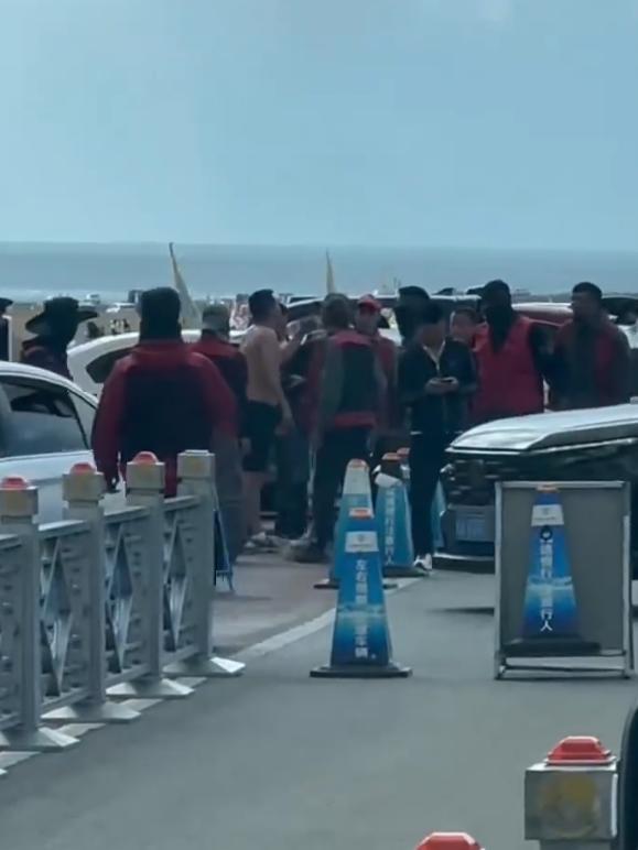 “必须严惩！”新疆赛里木湖景区入口，一名工作人员票务核验时与旅游车司机发生争执并