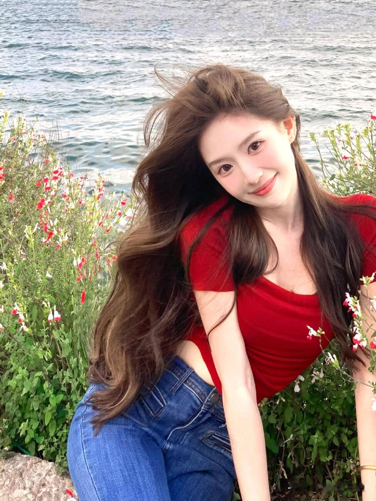 人一松，镜头就疯：随手挠挠发、插插兜，咔嚓几张全是野生大片！[比心][比心][比