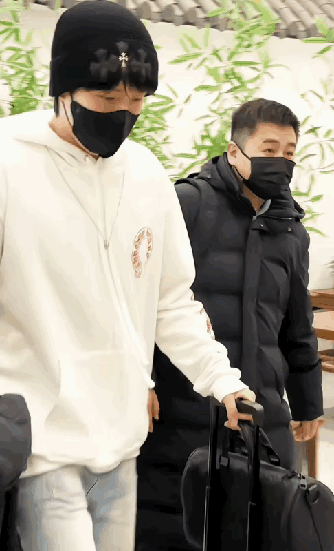 原来楚钦没有回京，是去滨州参加魏桥的年会了！大家一起坐高铁出行，为了运动员不被打