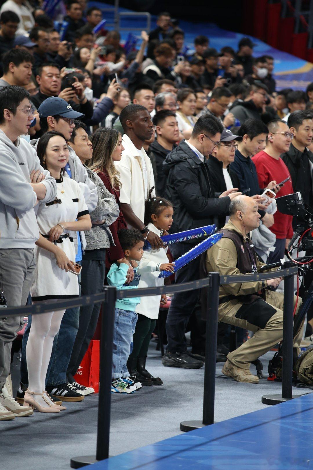 非洲哥们已就位！☎️ 今天他携夫人和两个孩子一家四口到场观战。北京男篮vs天津男