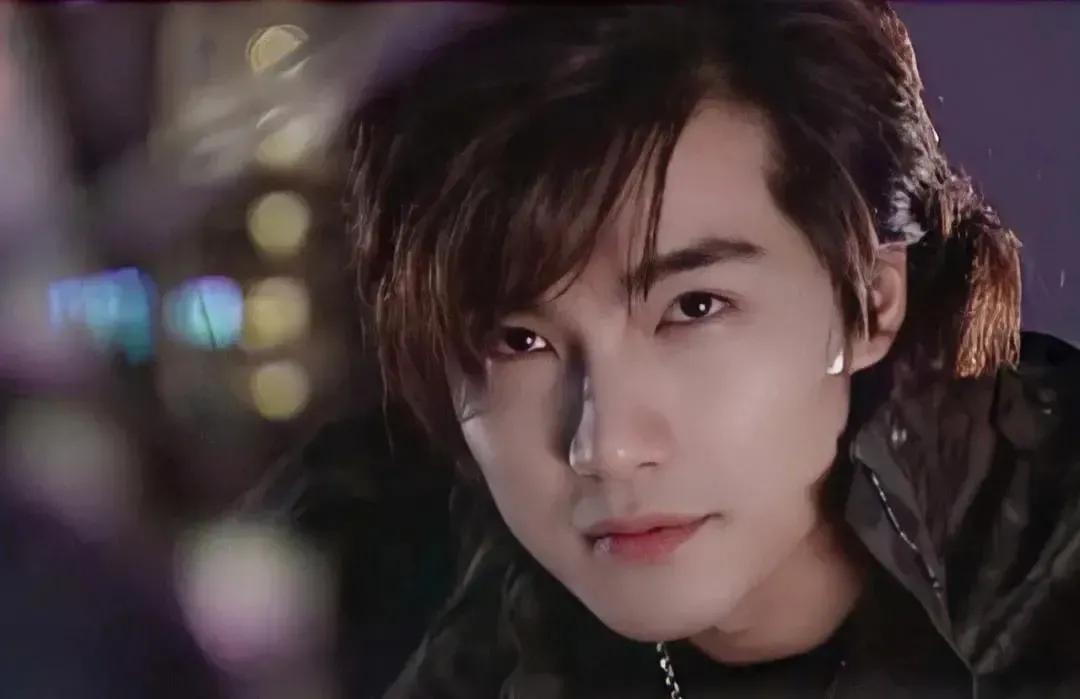 男神贺军翔与辣妹在酒店舌吻？葛斯齐的爆料十有八九是真的。

知人知面不知心，没想