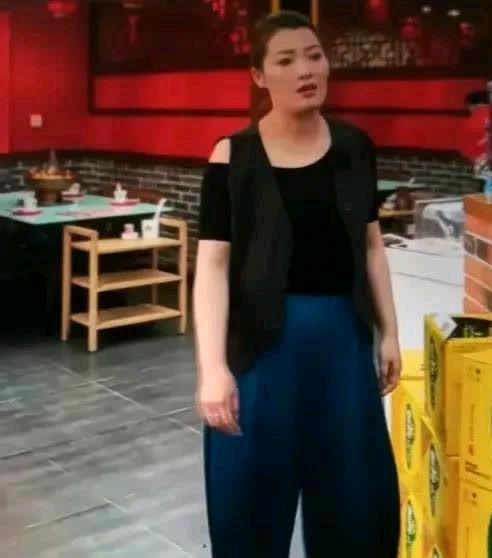 家住天津的郭女士，下午刚把儿子从学校接回家不久，就听到了敲门声，郭女士打开门，眼