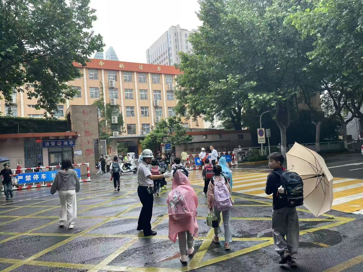 林山寨辖区巡防员：风雨护学路 暖心守童真 为学子撑起平安伞
