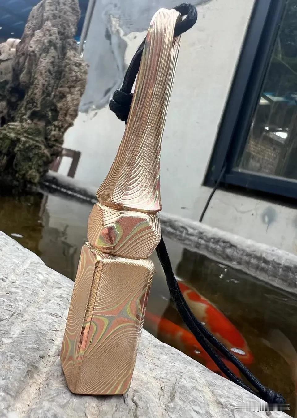 在西藏旅游的时候，看到很多人腰间有这个物件。问了一下，发音果儿考尔。大家知道什么