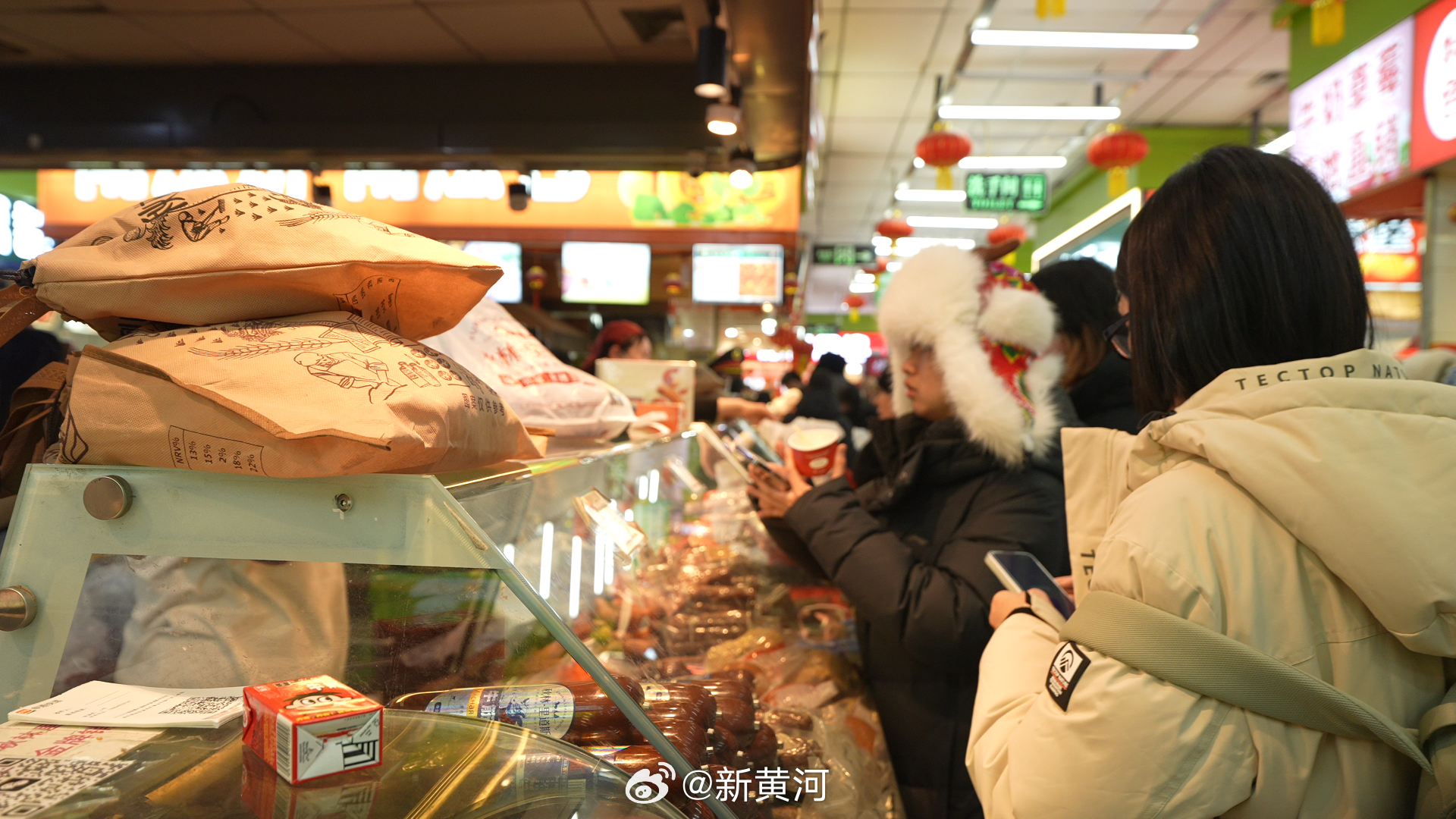 【#33岁女子年送30万公斤包裹#】近日，据国家邮政局最新数据显示，2025年中