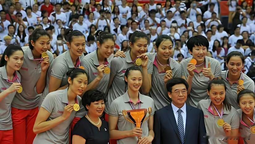 这是2015年中国女排获得亚锦赛冠军时的合影。目前已经无一人在国家队。
这一届女