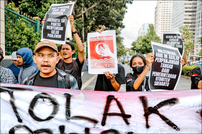 【印尼追封独裁者苏哈托为“国家英雄”，激起民主派与受害者家属强烈反弹】海外新鲜事