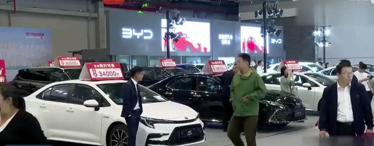 近日，国内燃油车大幅降价，多地4S店推出现金优惠和置换补贴，宝马、奔驰等豪车最高