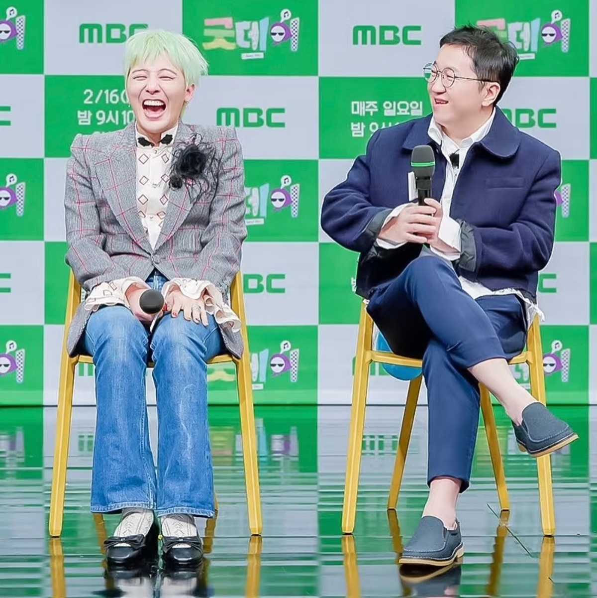 权志龙在新综艺发布会的造型，鞋子好像是女鞋？[允悲] 