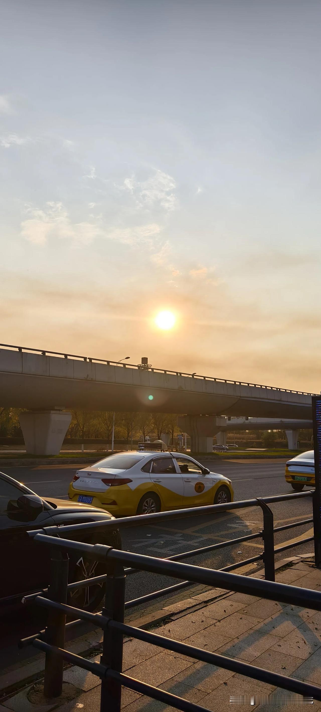 夕阳西下，
热闹的一天，终于落下帷幕，归家的人们坐在车里追赶夕阳，