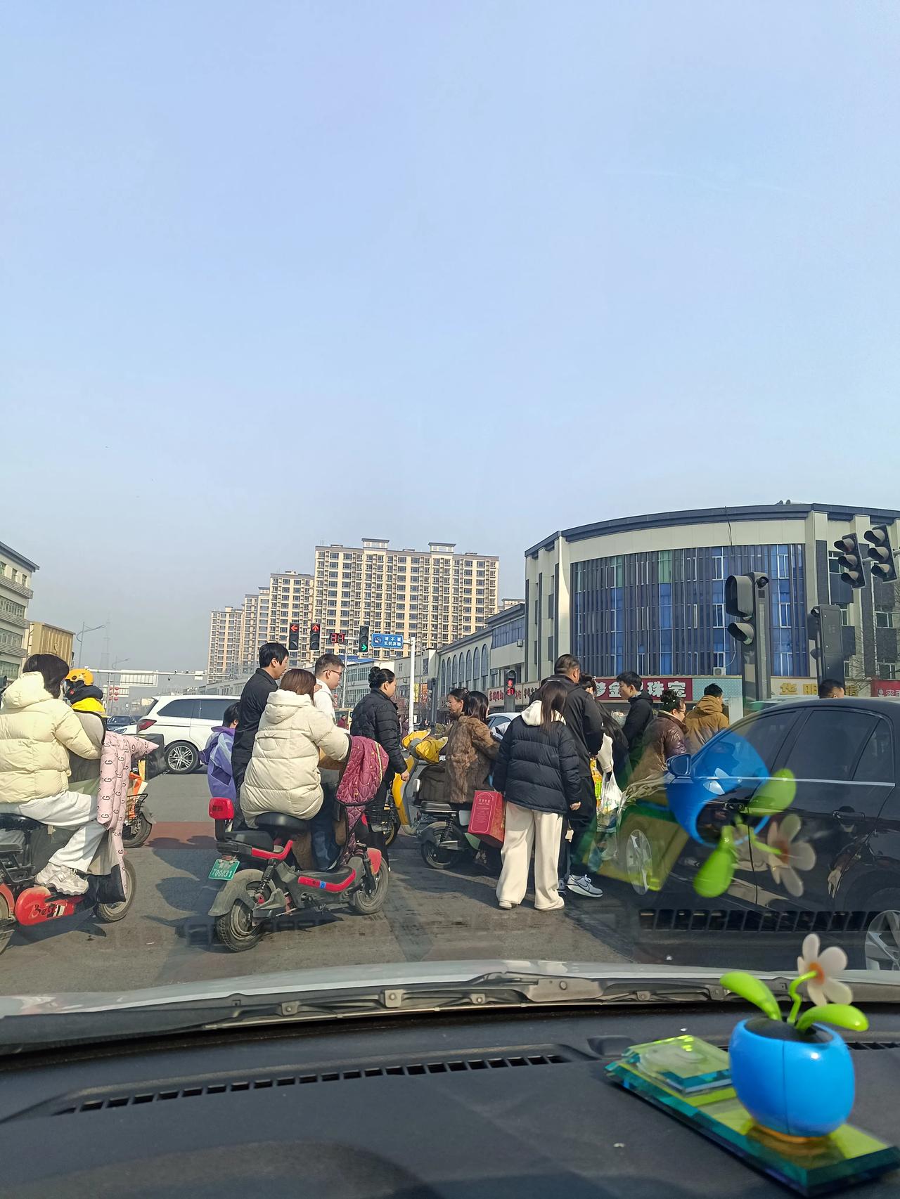 真的是过年了啊，这人真的是太多了啊，车辆都走不动啊！