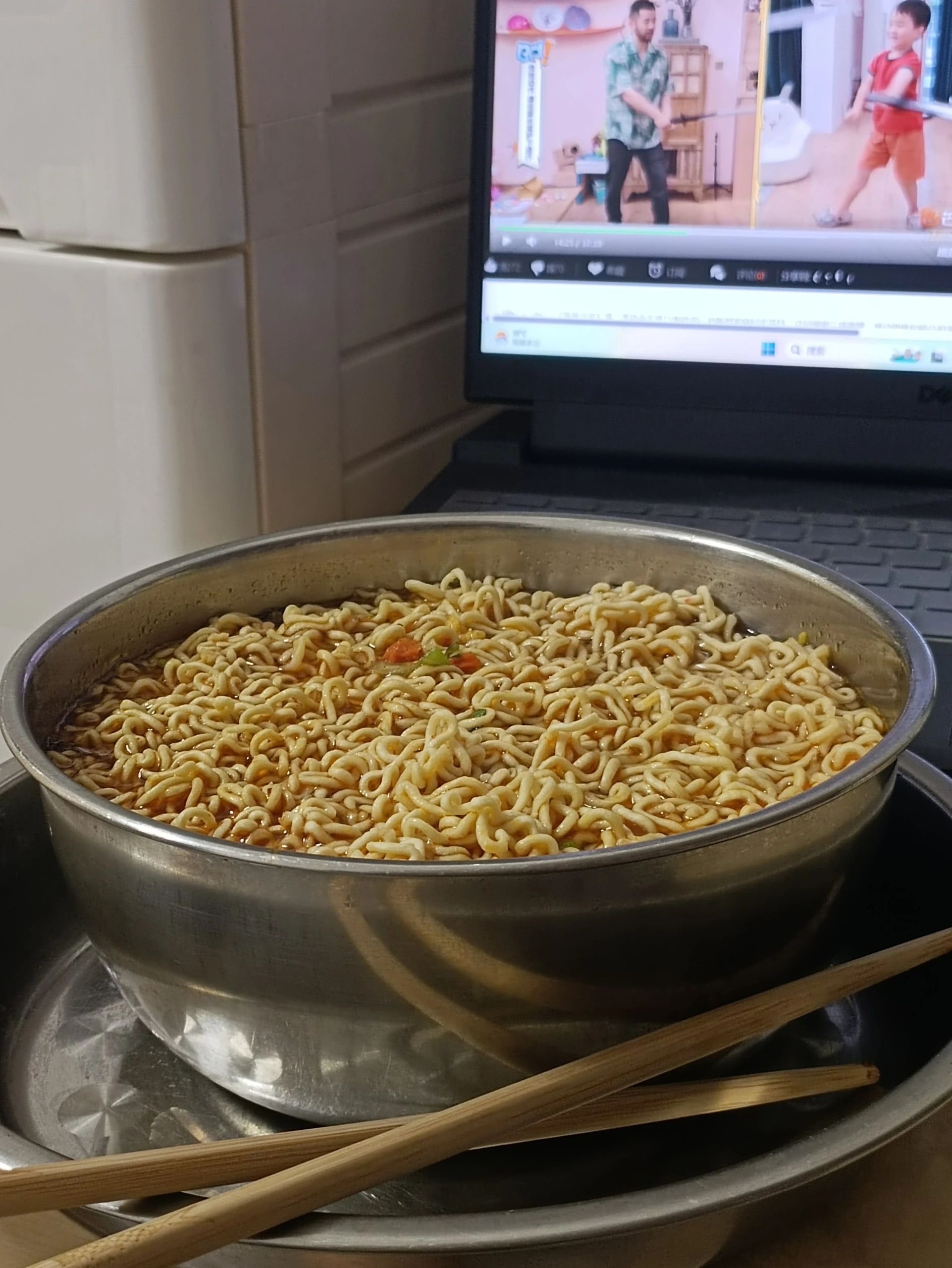 大学生和小学生一起住的下场 ​​​
