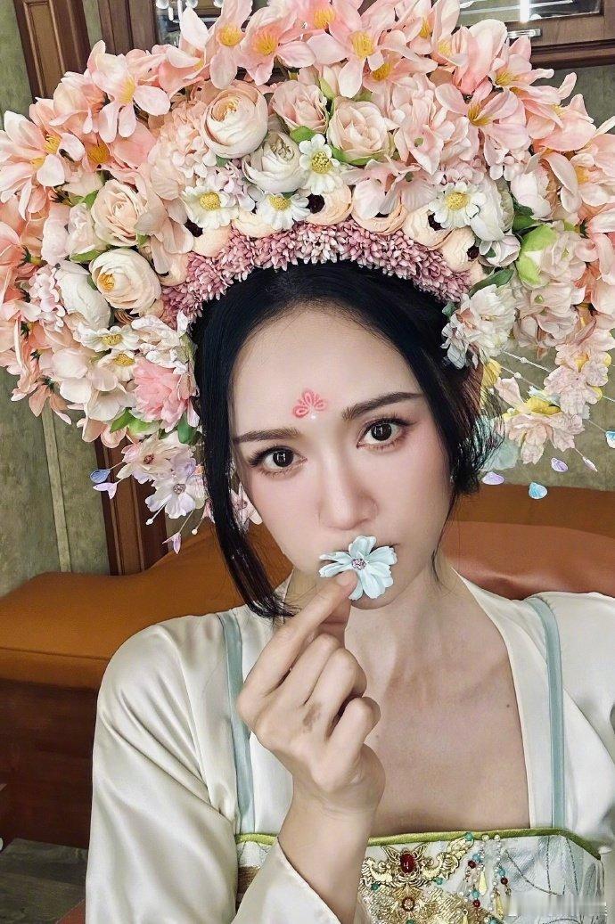 #陈乔恩长公主顶花# 陈乔恩化身长公主，顶花造型惊艳众人。那娇艳的花朵与她的高贵