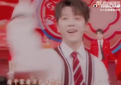 王栎鑫三年春晚丝滑转场 王栎鑫连续三年登上央视春晚，这转场就像一场华丽的蜕变之旅