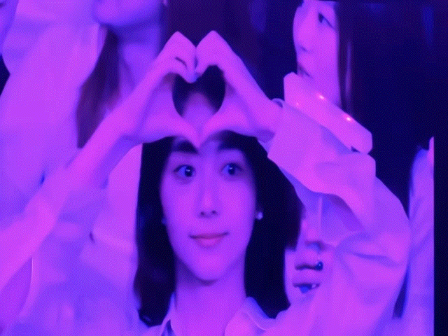 林俊杰演唱会大屏的谭松韵，比心太甜啦[送花花] ​​​