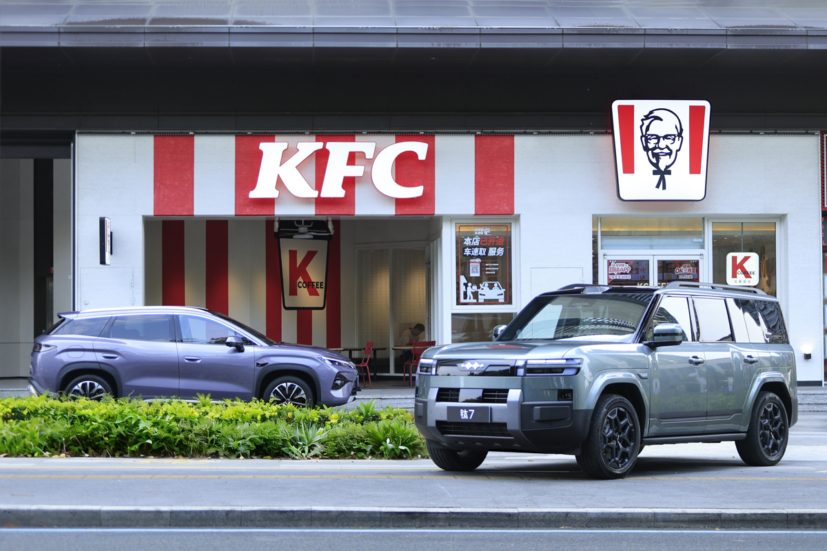 4月8日，比亚迪与肯德基在深圳比亚迪全球总部正式签署战略合作协议。双方将整合各自