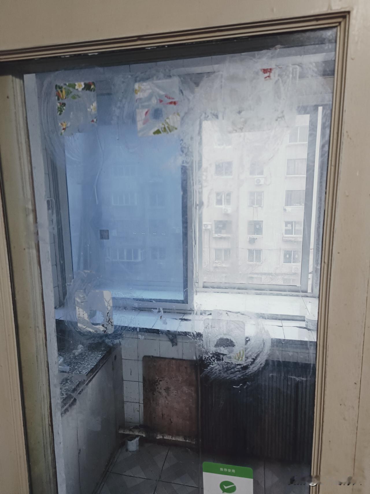 真心话茶局要退房结果房东要求我把粘在拉门玻璃上的粘钩都取下来把门玻璃擦干净。真的