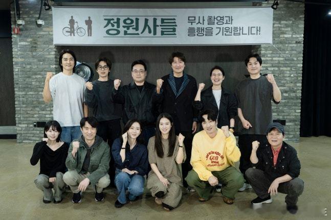 电影园林师们 公开剧本阅读会议现场照，主演宋康昊、具教焕、宋承宪、李光洙、申贤彬