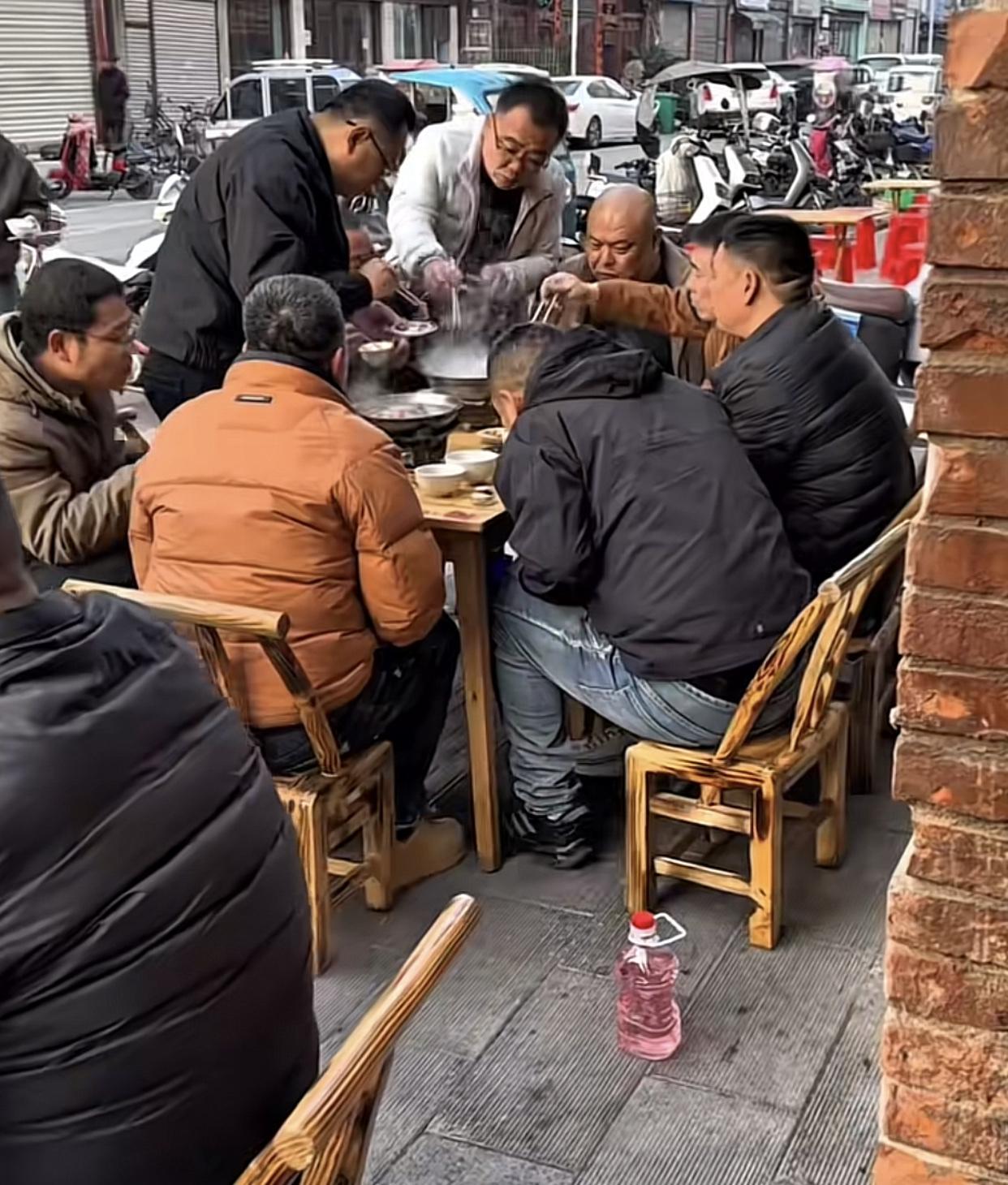 就佩服湖北监利，宜昌，仙桃，洪湖那些早晨就喝酒的人

好奇也试过一次，早晨一早特
