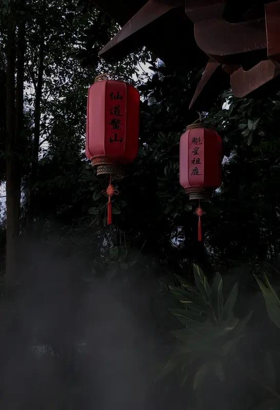 上联:雨扣竹窗，朱帘暮卷西山雨；
下联:烟笼篱院，荷香晓度南浦烟。