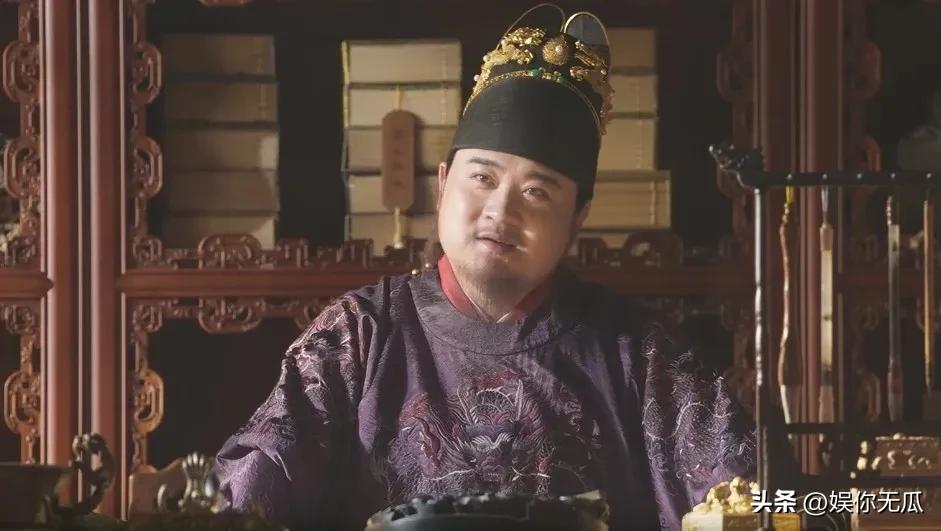 其实古代皇帝穿黄袍并不是从头到尾的固定规矩。

隋文帝最早是穿赭黄袍的，但那时候