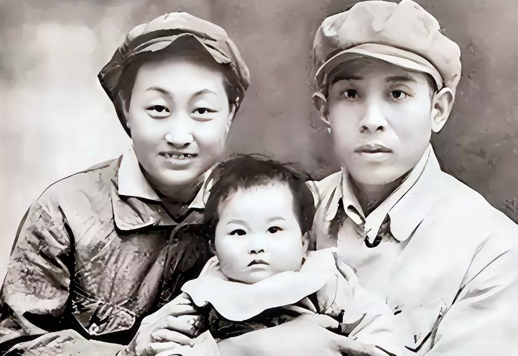 1938年，两名卧底夫妻假戏真做结为真夫妻，妻子牺牲后丈夫一生未娶，7年后原本牺