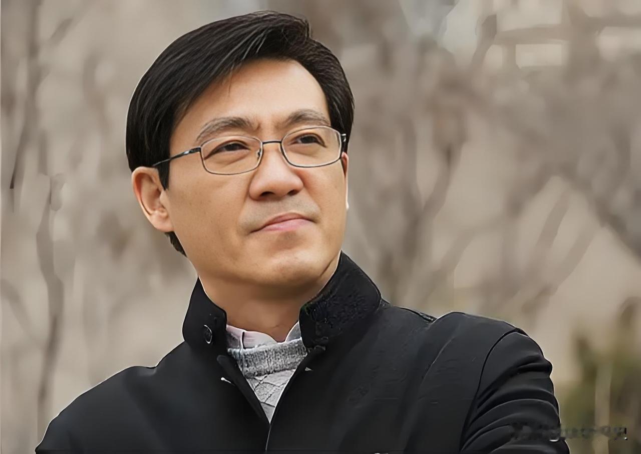 著名军旅作曲家、原总政歌舞团团长印青。既是中国音乐家协会副主席，更是扎根时代土壤