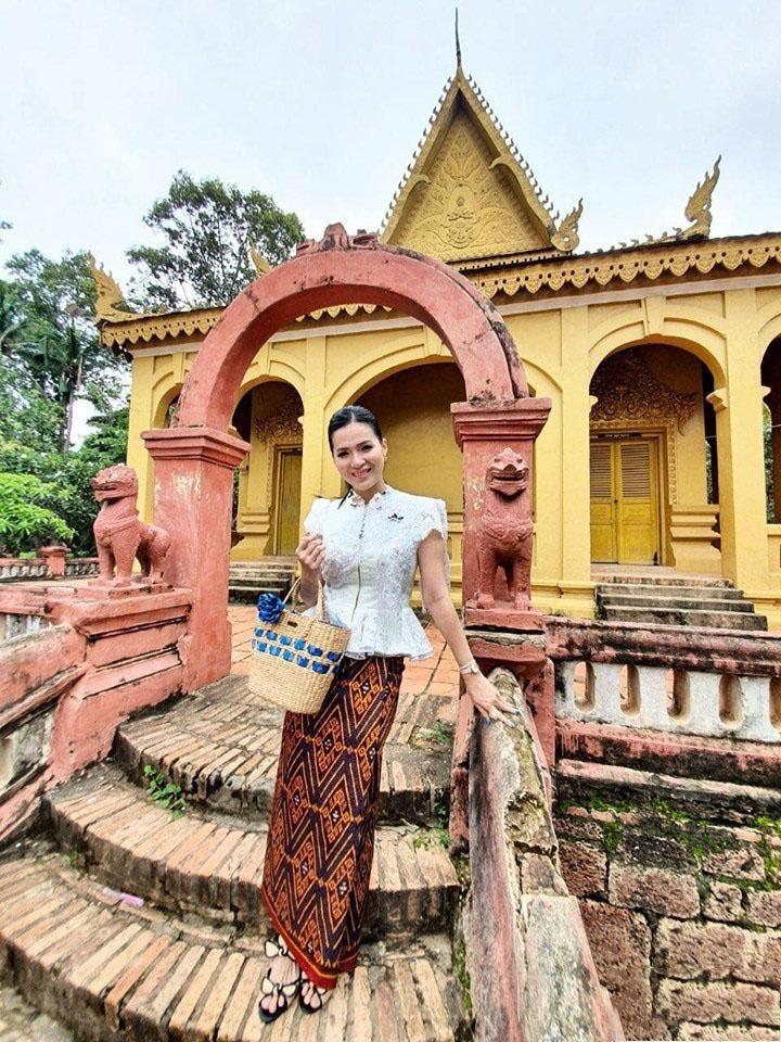 （暹粒讯）亡人节第6天，暹粒省省长狄斯哈夫妇陪同父亲狄班，在暹粒省寺庙参加亡人节