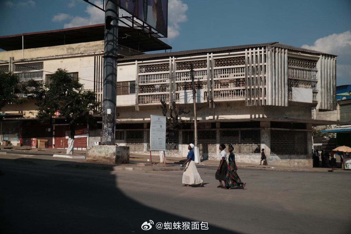 离开莫桑比克岛在过桥时，看到了上百当地居民在退潮后的海滩上赶海，结合头一天在岛的