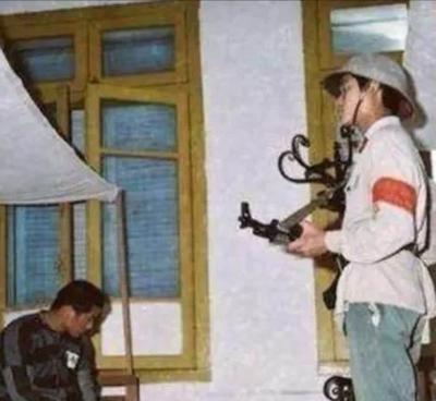 1979年，对越自卫反击战中，冯增敏带着200多人向越军投降，回国后被判10年徒