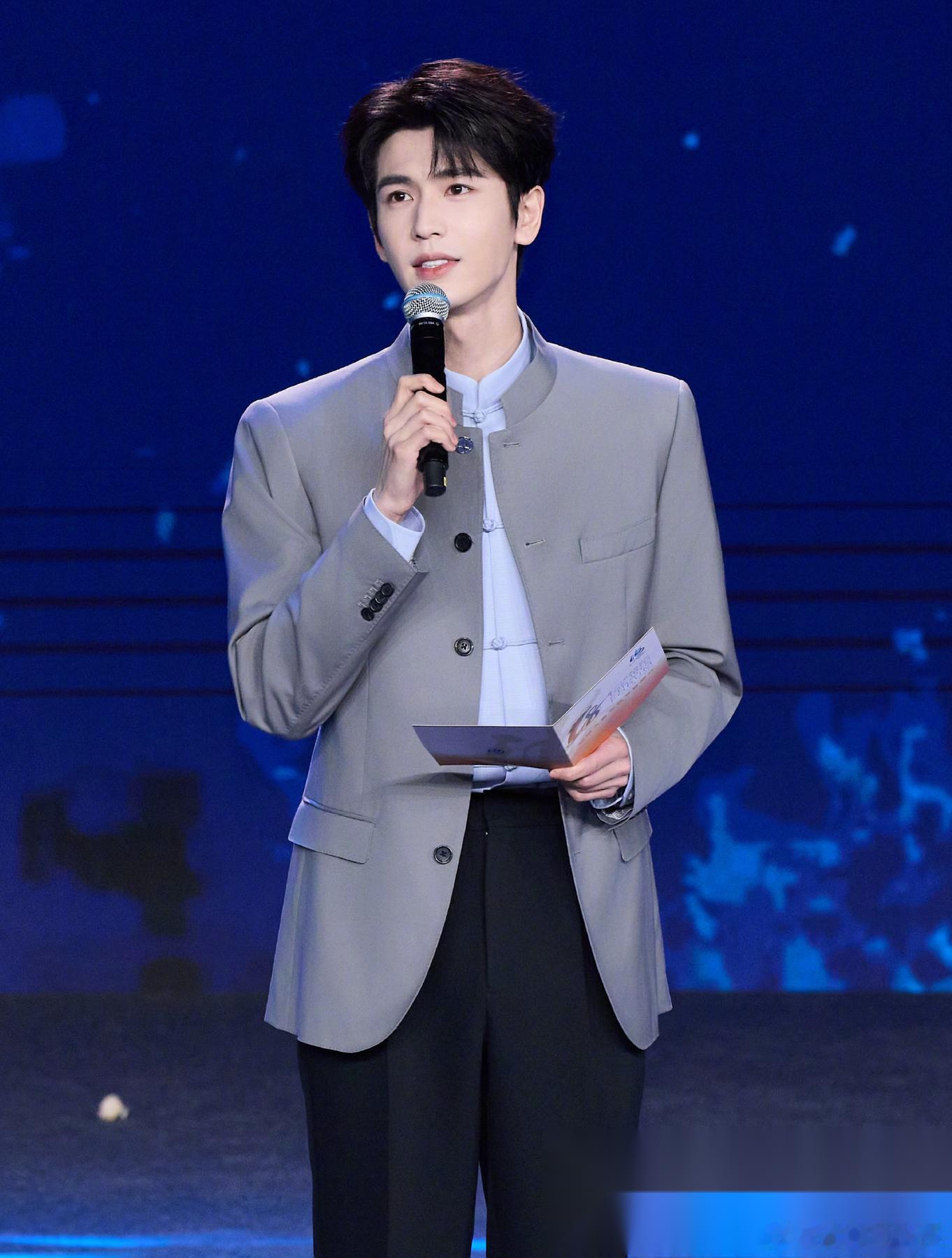 被喊话赴台的演员张凌赫，亮相海峡论坛  6月13日，演员身穿灰色中山装现身海峡论